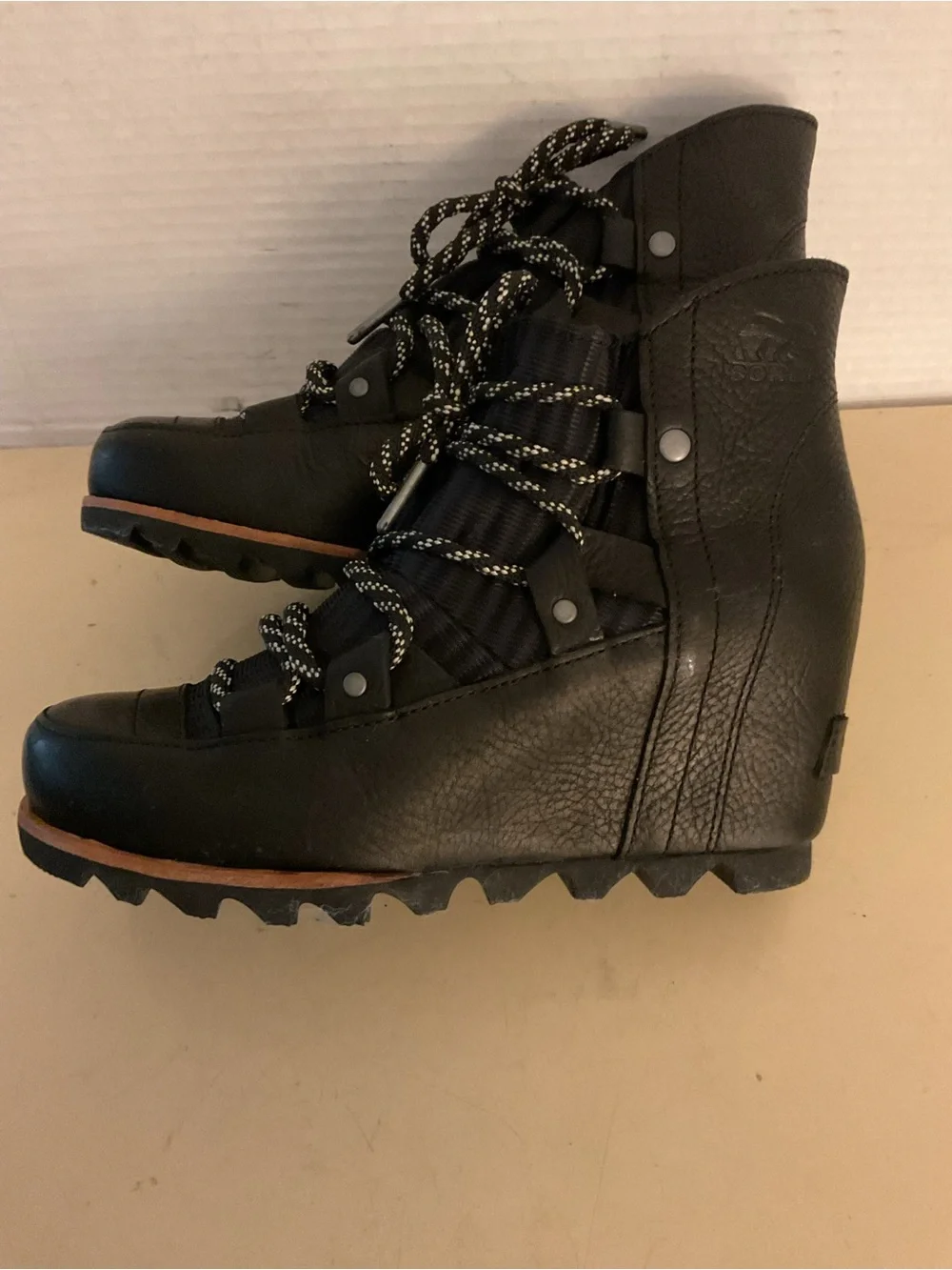 Sorel women black leather platform waterproof boots US 5